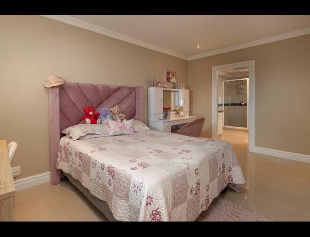 4 BEDROOM APARTMENT FOR SALE IN LA LUCIA